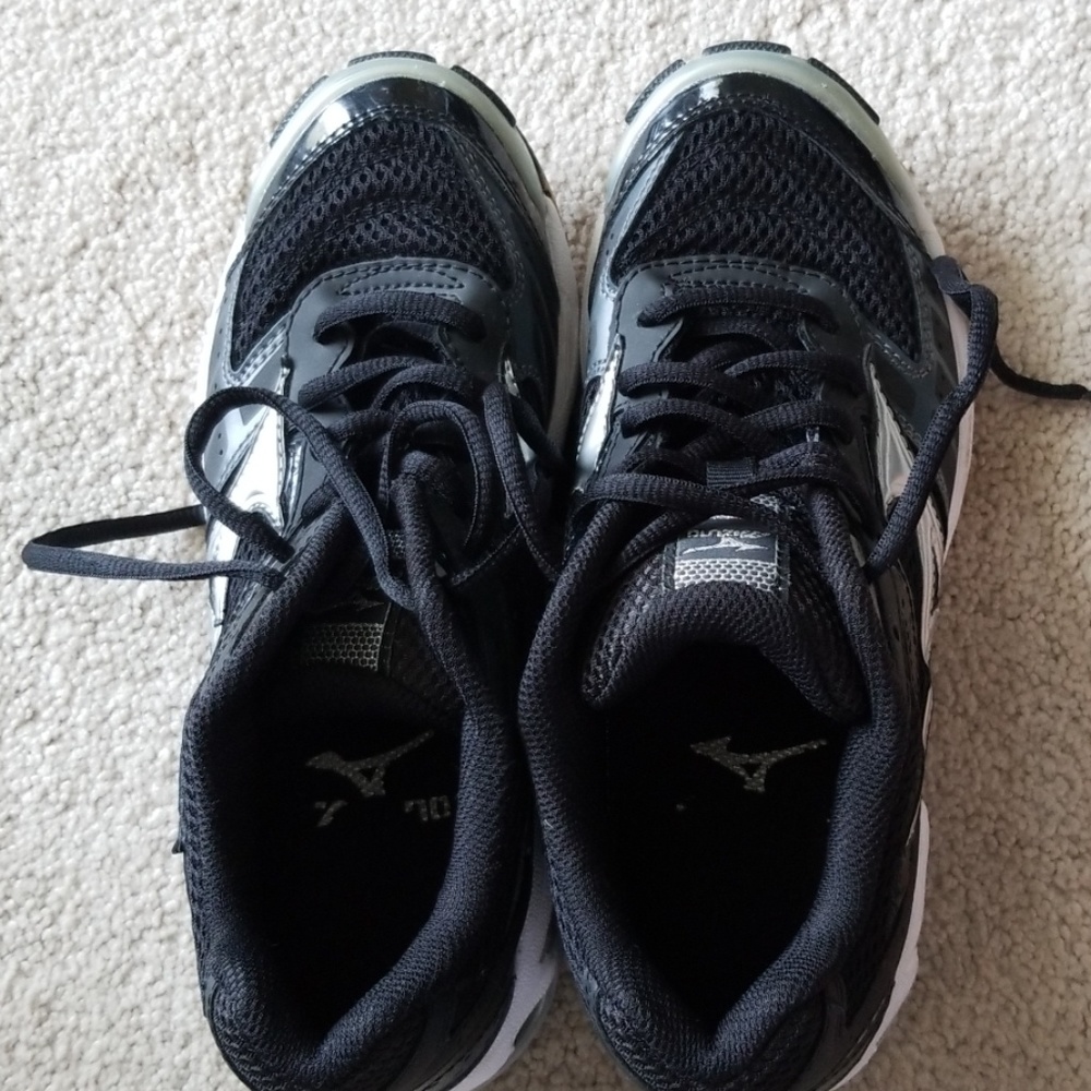 Mizuno volleyball shoes